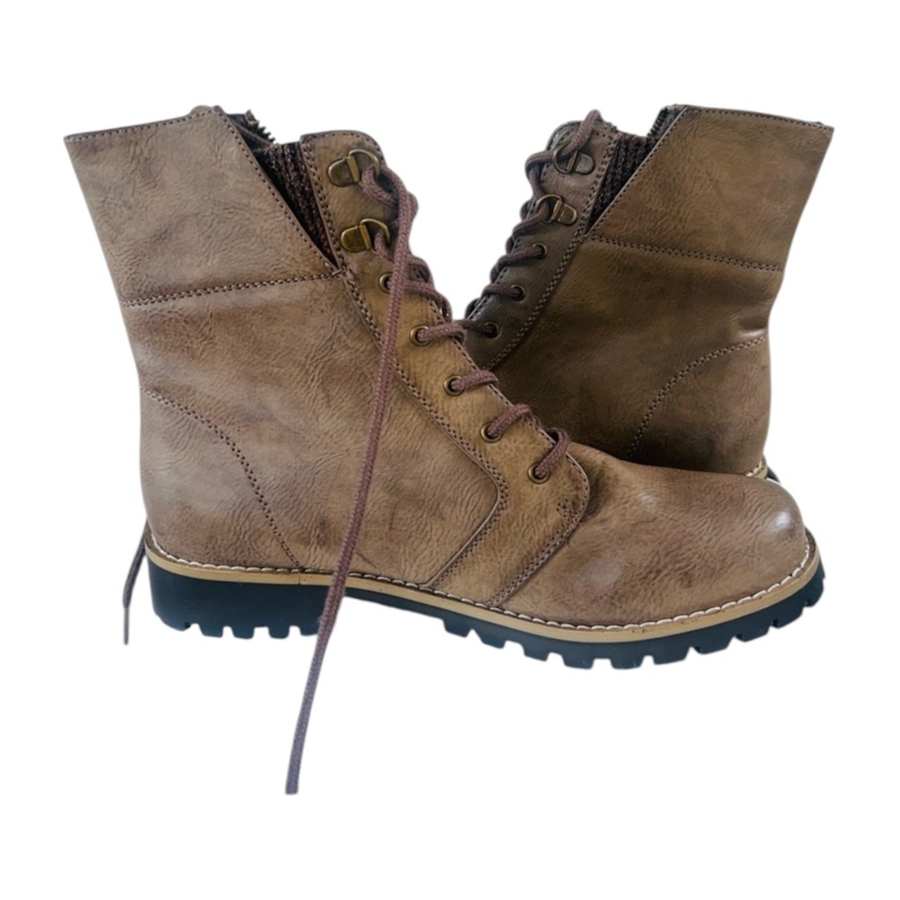 Women's Lace-Up Boots in Brown